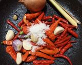 Foto langkah ke 2 dari resep Sambel Cumi Asin Cabai Merah.