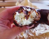 Foto del paso 8 de la receta: Donuts clásicos rellenos de crema y cobertura de chocolate