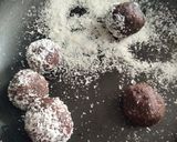 A picture of step 2 of Ragi kae laddu.