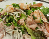 Foto del paso 3 de la receta: Ensalada de escarola langostinos, calamares y gulas