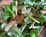 Hình bước làm 2 của món 🌱 Salad Táo, Rau Diếp Cừu & Hạt Óc Chó Sốt Dầu Dấm