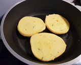 Foto del paso 2 de la receta: Pan para hamburguesas sin gluten en sartén Essen