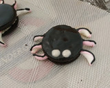 Foto del paso 3 de la receta: Galletitas Halloween: arañas glaseadas 🕷️🕸️😲