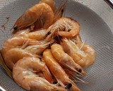 Foto del paso 1 de la receta: Ensalada de fruta, salmón y gambas -con salsa de yogur-