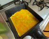 A picture of step 3 of Japanese Egg Flower Sushi.