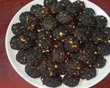 काळा तिल की रेवड़ी (Kala til ki rebdi recipe in Hindi) रेसिपी चरण 5 फोटो