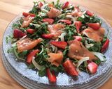 Pas rețetă Salată de rucola cu somon afumat, bulb de fenicul și căpșune 3 fotografie