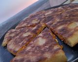 صورة لخطوة 2 من وصفة كسرة محشية بدون اختمار و لا عجن بالسميد فقط تجي طرية و فيها وحد القرمشة 🧀