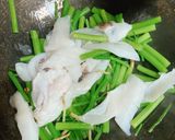 芹菜炒花枝的食譜步驟3照片
