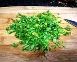 Foto del paso 1 de la receta Huevo duro sobre baguette bañado con salsa de perejil