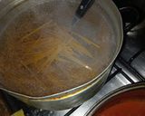 Foto del paso 2 de la receta: Fideos con salsa roja y queso crema y salchicha