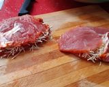 Foto del paso 3 de la receta: Cinta de lomo adobada, en airfryer, con guarnición de guisantes con jamón