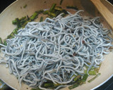 Foto del paso 2 de la receta: Angulas con espárragos