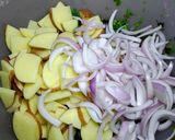 A picture of step 2 of Aloo palak pakoray.
