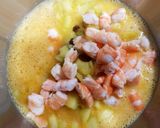 Foto del paso 2 de la receta: Tortilla de Manzana, Langostinos y Pasas