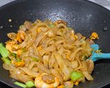 Foto langkah ke 3 dari resep Kwetiau Goreng Udang dan Bakso.