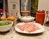 Foto del paso 1 de la receta Pollo en salsa de tomate con patatas