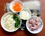 Hình bước làm 1 của món MÓN PHILIPPIN: MIẾN XÀO GÀ HEO KIỂU PHILIPPIN 🇵🇭