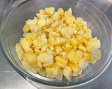 Une image de l'étape 3 de Salade d’ananas aux fraises, raisin et myrtilles.
