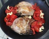 Une image de l'étape 7 de Côtes de porc aux tomates, ail rose et fanes de navets.
