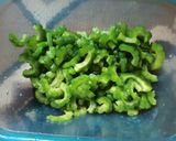 Foto langkah ke 2 dari resep Tumis Pare Oncom.