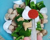 A picture of step 4 of Soya Chunks Capsicum & Onion Curry soyabeena badi ki sabji.