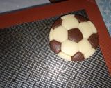 صورة لخطوة 8 من وصفة كوكيز على شكل كرة القدم ⚽