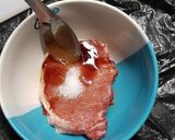 รูปขั้นตอนการทำที่ 4 ของ หมูอบกระเทียมพริกไทยดำขมิ้นเก๋ากี๋ สูตรหม้อหุงข้าว