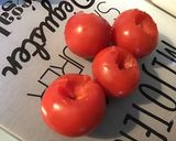 Une image de l'étape 1 de Salade de tomates roses aux oignons rouges et mozzarella di buffala.