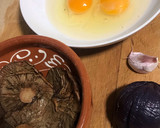 Foto del paso 1 de la receta: Tortilla de setas silvestres y cebolla roja