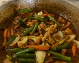 Foto langkah ke 5 dari resep Gai Pad Nam Prik Pao (Thai Chili Paste Chicken Stir Fry) 🇹🇭.