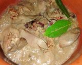 Foto del passaggio 2 della ricetta Fegatini di pollo cotti in pentola di terracotta