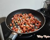Hình bước làm 4 của món Cơm chiên xúc xích