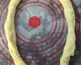 Hình bước làm 4 của món Neujahrsbretzel (German New Year's Pretzel)
