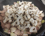 Foto del paso 3 de la receta: Wok de pavo con calabacín y champiñón