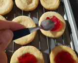 Foto del paso 6 de la receta: Galletitas con jalea de frutillas sin manteca