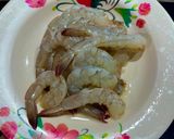 รูปขั้นตอนการทำที่ 2 ของ เห็ดหอมสดผัดน้ำมันหอยใส่กุ้ง