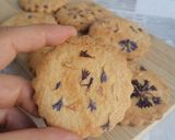 Foto del passaggio 5 della ricetta Frollini con petali di fiordaliso senza glutine