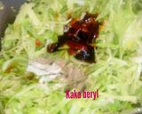 Foto langkah ke 3 dari resep Kol tumis telur saos tiram.