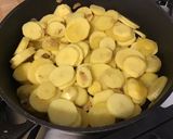 Une image de l'étape 7 de Duo de pommes de terre à la crème de truffe, ail et oignon.