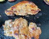 Une image de l'étape 5 de Côtés de porc marinées grillées à la plancha.