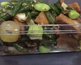 Foto langkah ke 4 dari resep Salted Fish Fried with Green Chili & Sour Starfruit(Tumis Ikan Asin Cabe Ijo dan Belimbing Wuluh).