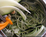Foto del paso 1 de la receta: Ensalada de espaguetis de calabacín