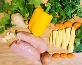 A picture of step 1 of Yellow Thai chicken curry.