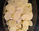 Foto del paso 1 de la receta: Pollo a la miel con patatas y cebolla