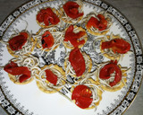 Foto del paso 4 de la receta: Tartaleta de gulas con pimiento rojo y huevos de codorniz