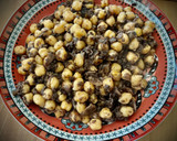 Foto del paso 3 de la receta: Garbanzos salteados con morcilla y huevo frito