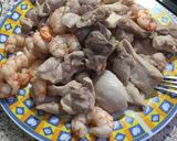 Foto del paso 1 de la receta: Paella de pollo y gambón con guisantes