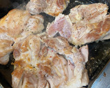 Foto del paso 1 de la receta: Muslitos de pollo deshuesado con salsa de puerros