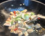 รูปขั้นตอนการทำที่ 2 ของ อกไก่ผัดเต้าเจี้ยวใส่มะเขือโหระพา